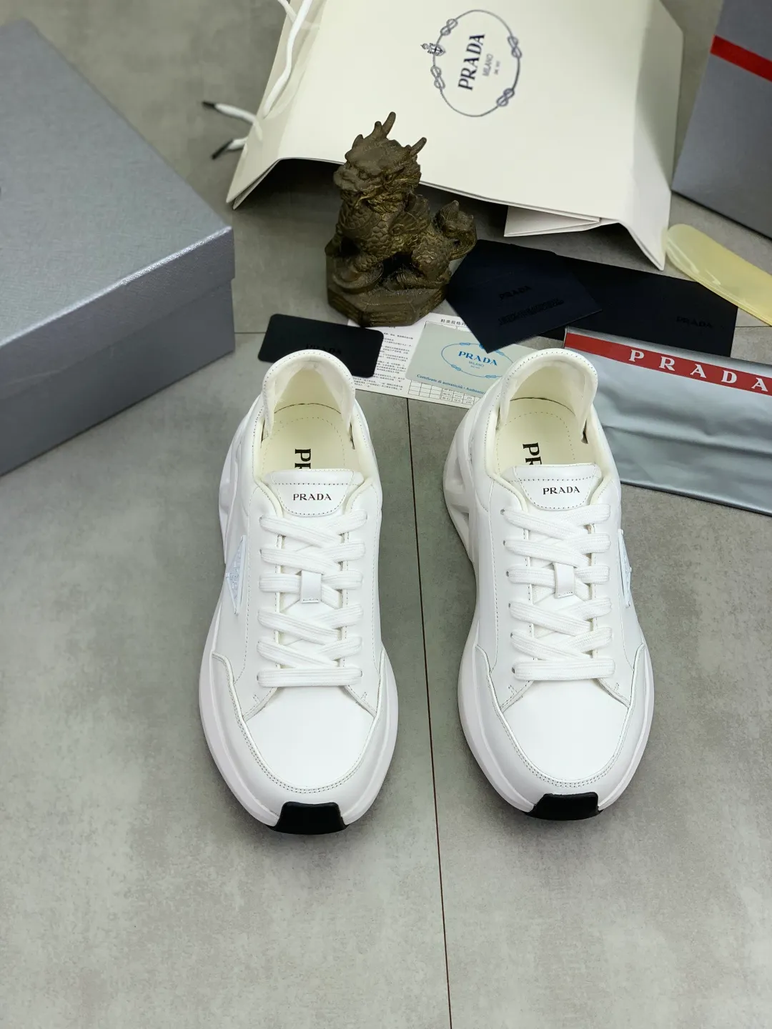 Men's men's shoes 💰P640💰 [New style] popular models are on the official website, 🆘 The trendy brand (Prada) mainly promotes popular models, avant-garde and versatile fashionable men's shoes private version mold opening, cowhide surface splicing 1:1.. Fashionable and simple, original imported cowhide lining cowhide feet; the atmosphere and personality are more fashionable, eye-catching and pursuing class. It will subvert old ideas and be a must-have for fashionistas with you! Must keep it! Tall and comfortable, large and low, high-end quality workmanship. Size: 38-45 Black and white available.